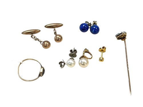 Lot 302 - A hallmarked 18ct gold stone set ring, weight...