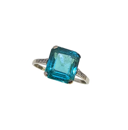 Lot 153 - An early 20th century green tourmaline and diamond ring