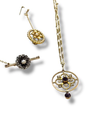 Lot 308 - A split pearl brooch tested as 15ct gold,...