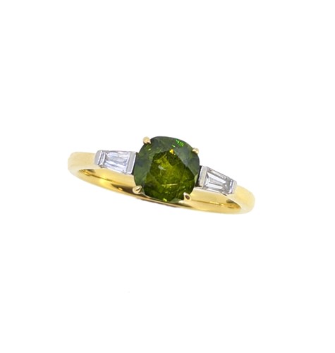 Lot 149 - A demantoid garnet and diamond ring