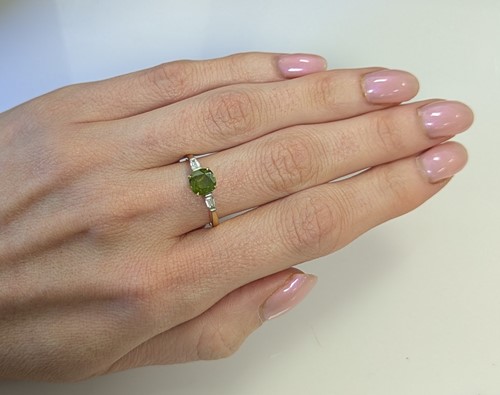 Lot 149 - A demantoid garnet and diamond ring
