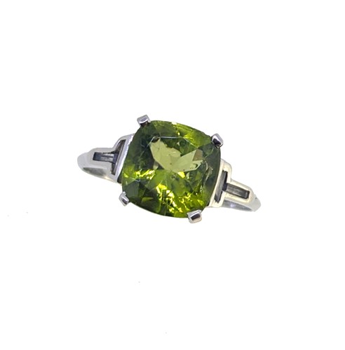 Lot 154 - A peridot and diamond ring