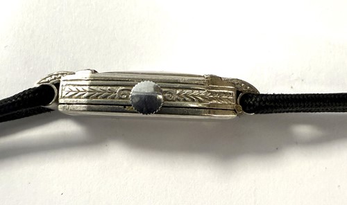 Lot 239 - Unsigned - A diamond set cocktail watch