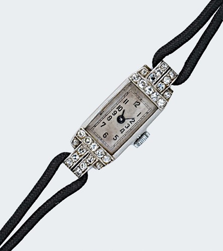 Lot 239 - Unsigned - A diamond set cocktail watch