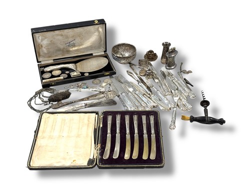 Lot 348 - An Indian metalwares serving trowel stamped...