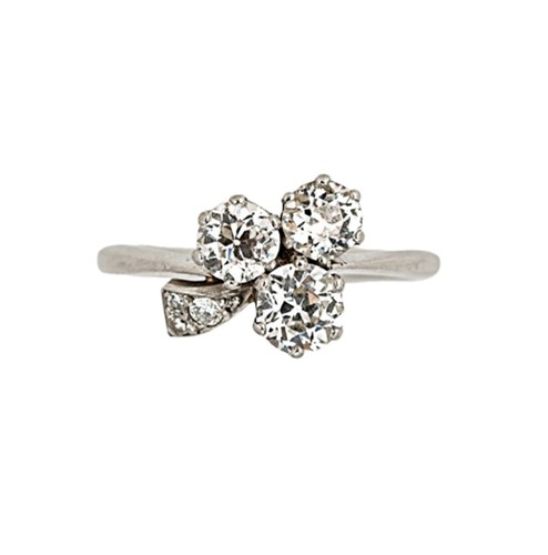 Lot 109 - A platinum diamond set clover ring