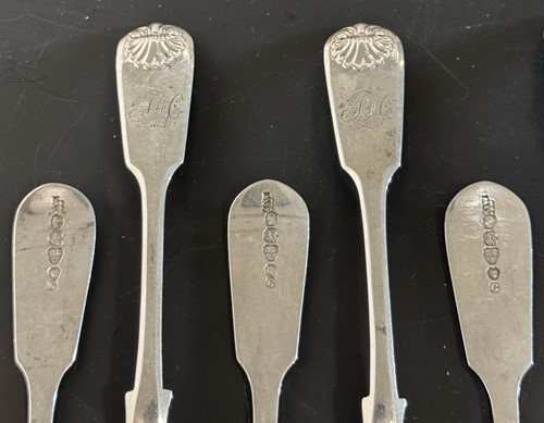 Lot 586 - Newcastle - 12 George III silver teaspoons