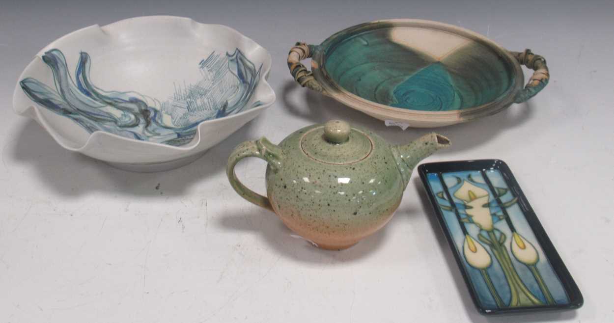 Lot 19 - A mixed group of modern ceramics