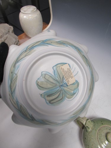Lot 19 - A mixed group of modern ceramics