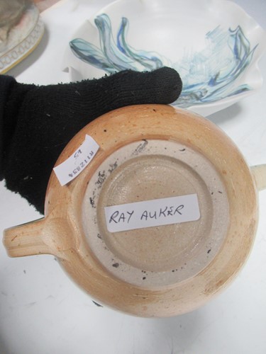 Lot 19 - A mixed group of modern ceramics