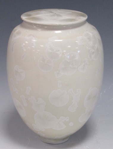Lot 19 - A mixed group of modern ceramics