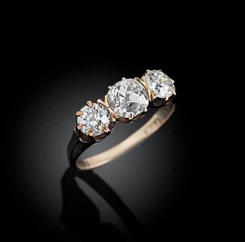 Lot 200 - A three stone diamond ring