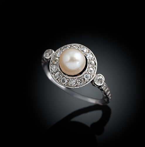 Lot 201 - An Art Deco pearl and diamond target ring