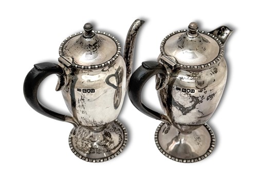 Lot 534 - A George V silver 2-piece café au lait set