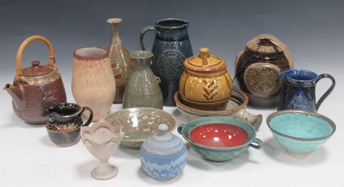 Lot 129 - A collection of studio pottery to include Suzy...