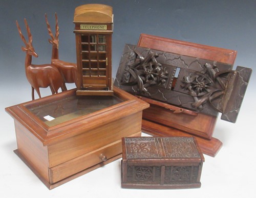 Lot 152 - A box of modern treen and carved wooden wares,...
