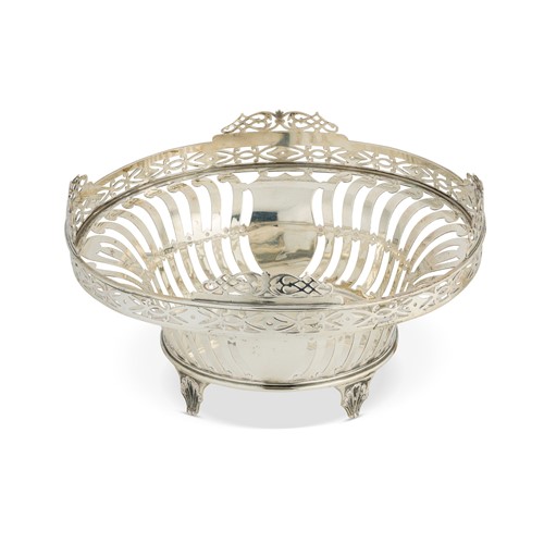Lot 443 - A George V silver basket