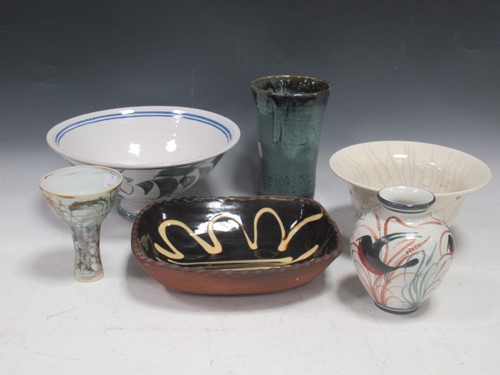 Lot 119 - A mixed group of studio pottery, to include