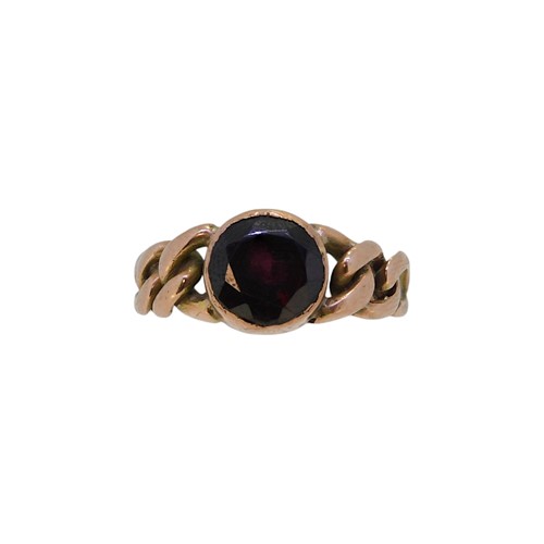 Lot 9 - A 9ct gold garnet single stone ring
