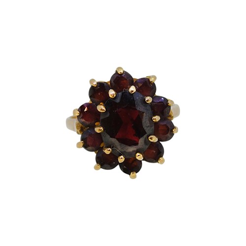 Lot 19 - A 9ct gold garnet cluster ring