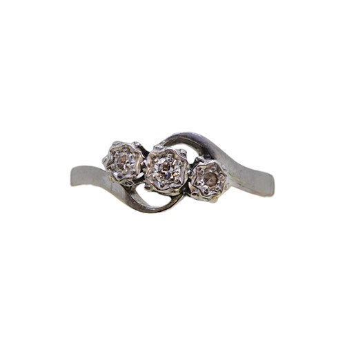 Lot 32 - A three stone diamond crossover ring