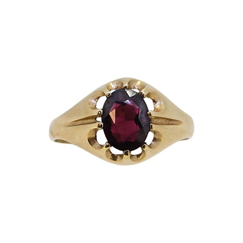 Lot 13 - A 9ct gold single stone garnet ring