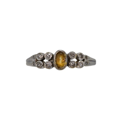 Lot 33 - An 18ct gold citrine and diamond ring