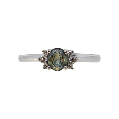 Lot 51 - A green sapphire and diamond ring