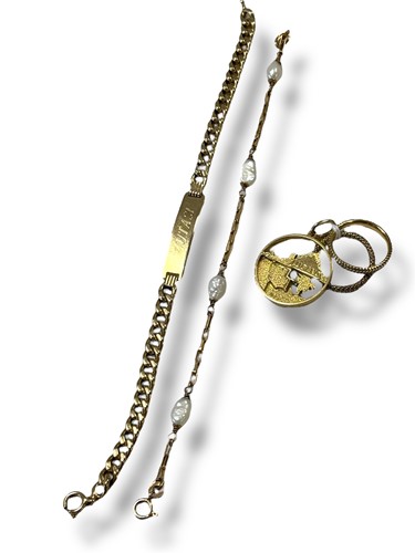 Lot 316 - A hallmarked 9ct gold pearl bracelet, and a...