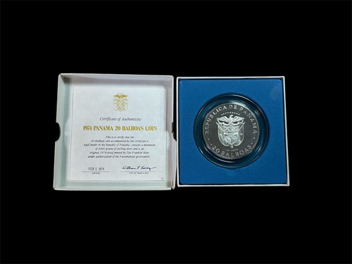 Lot 169 - Franklin Mint - A Republic of Panama silver 20 Balboas coin