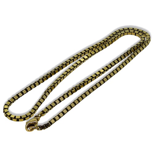 Lot 140 - A box link chain