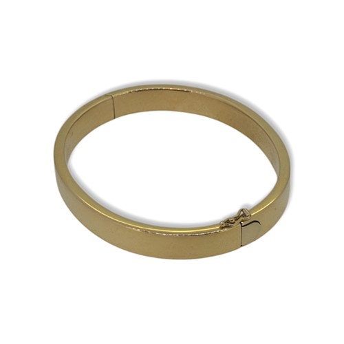 Lot 135 - An 18ct gold bangle