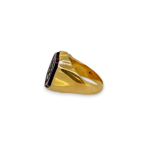 Lot 129 - A hardstone intaglio ring