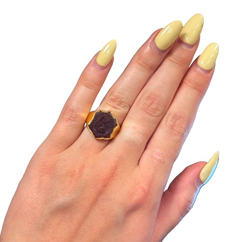 Lot 129 - A hardstone intaglio ring