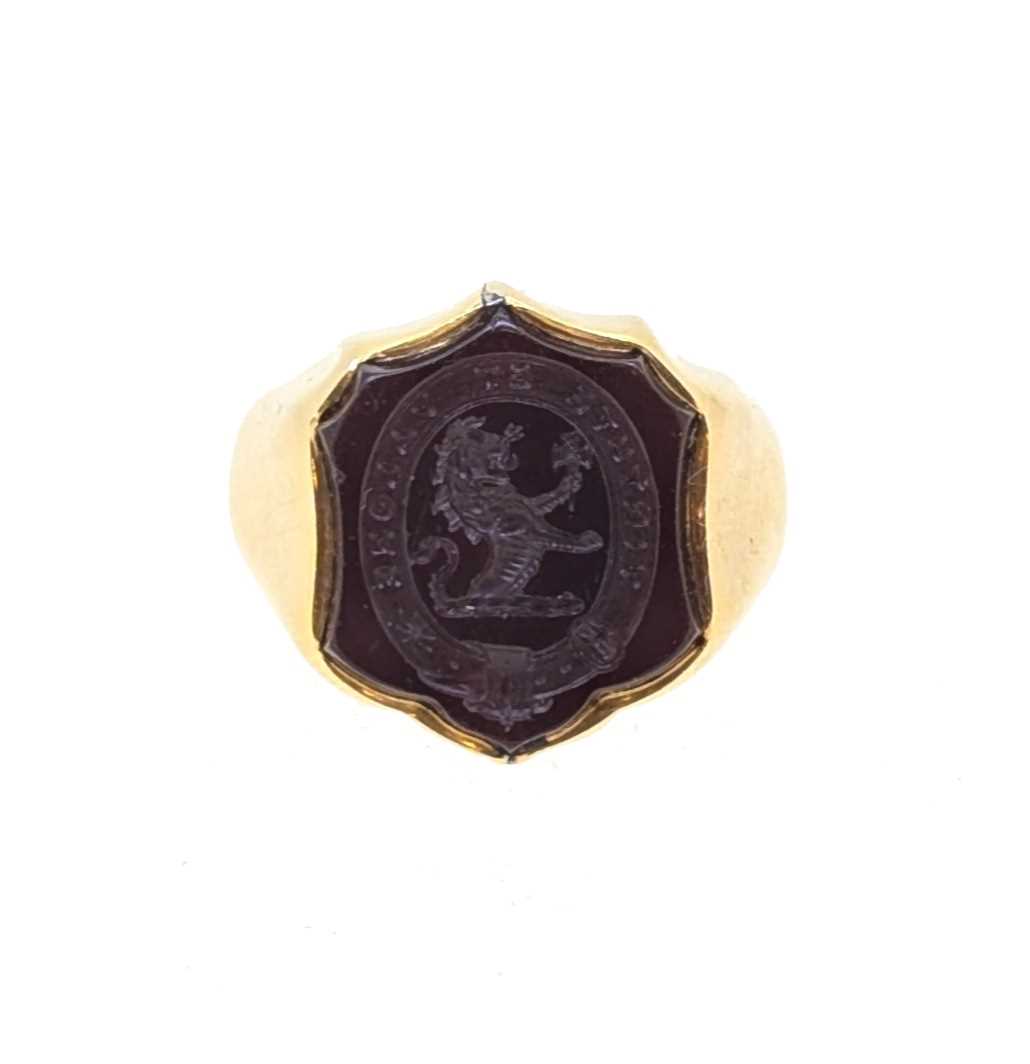 Lot 129 - A hardstone intaglio ring