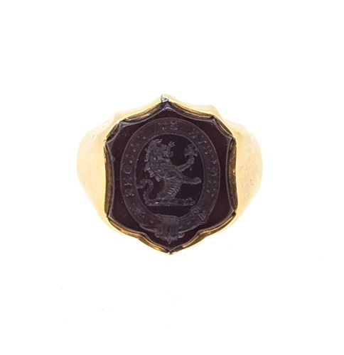 Lot 129 - A hardstone intaglio ring