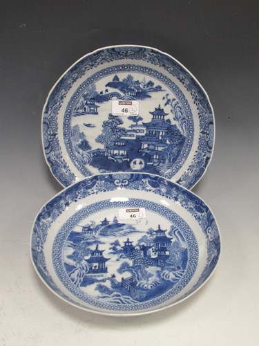 Lot 46 - A pair of 18th century Chinese blue and white...