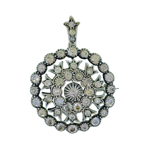 Lot 126 - A diamond pendant/brooch