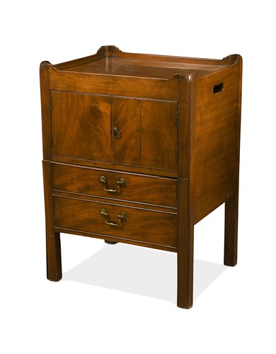 Lot 391 - A George III mahogany tray-top night cupboard