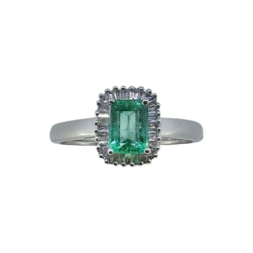 Lot 119 - An 18ct gold emerald and diamond cluster ring