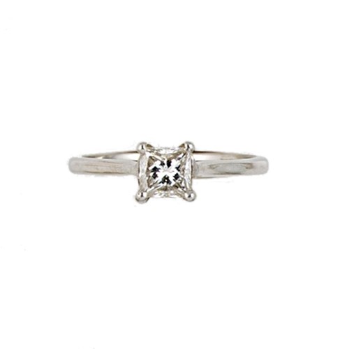 Lot 118 - A platinum single stone diamond ring