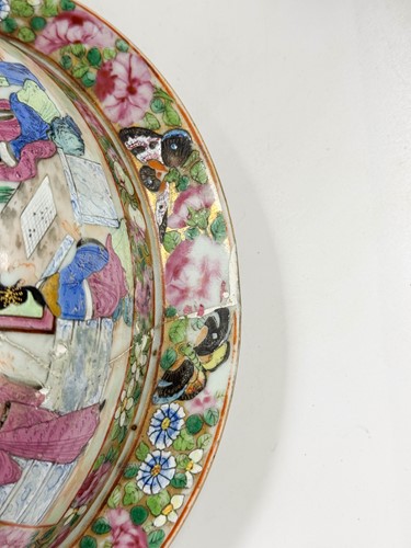 Lot 38 - A Chinese Canton large vase and cover, Qing Dynasty, 19th century