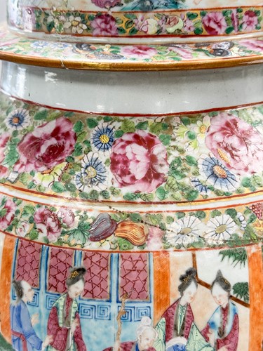 Lot 38 - A Chinese Canton large vase and cover, Qing Dynasty, 19th century