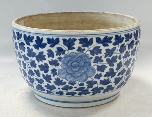 Lot 21 - A Chinese blue and white porcelain bowl, Qing Dynasty, 18th century