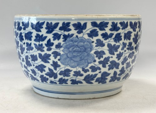 Lot 21 - A Chinese blue and white porcelain bowl, Qing Dynasty, 18th century