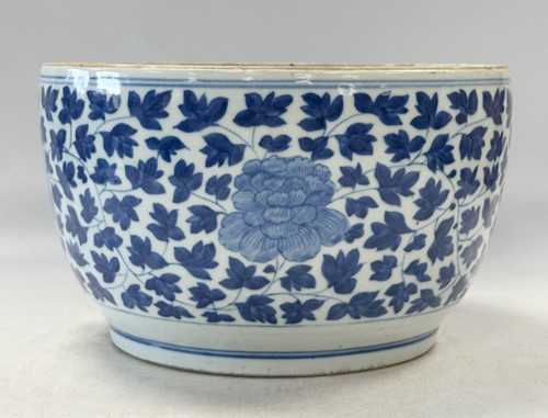 Lot 21 - A Chinese blue and white porcelain bowl, Qing Dynasty, 18th century