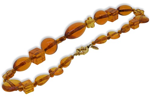Lot 41 - An amber bead necklace