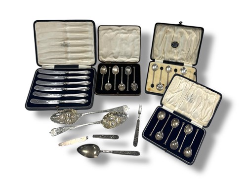 Lot 277 - A collection of silver cutlery and flatware,...