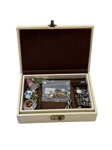 Lot 329 - A jewellery box containing a selection of...