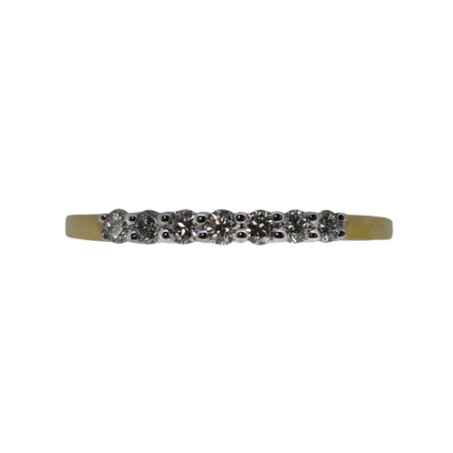 Lot 39 - An 18ct gold 7 stone diamond ring